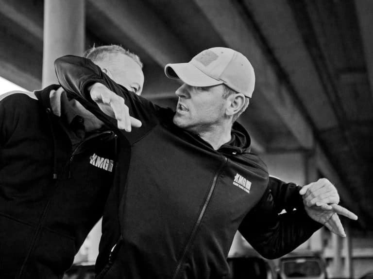 Ćwiczenie Krav Maga: obrona przed napastnikiem na parkingu